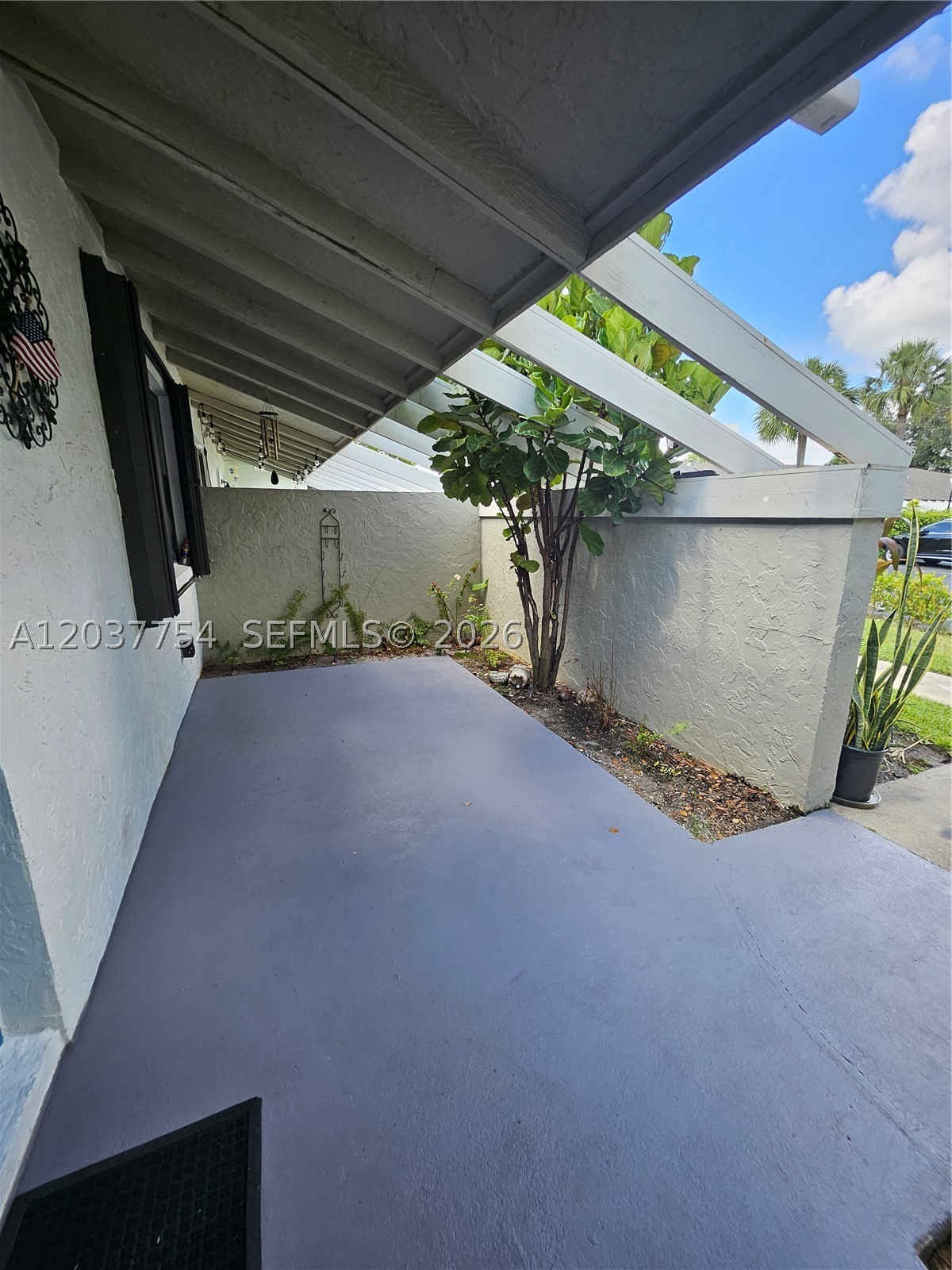 Fully updated 2 bedroom, 2 bathroom villa located in the quiet and serene community of Delray Oaks. Enjoy beautiful lake views and the convenience of being just minutes from the community pool. The kitchen and both bathrooms have been recently updated with modern finishes, and the unit includes an in unit washer and dryer for added convenience.
Ideally located with easy access to I-95, this home is just minutes from FAU, surrounding colleges and universities, shopping, dining, entertainment, and Florida's beautiful sunny beaches. The property is managed by a highly responsive and attentive landlord, ensuring a smooth and enjoyable living experience.