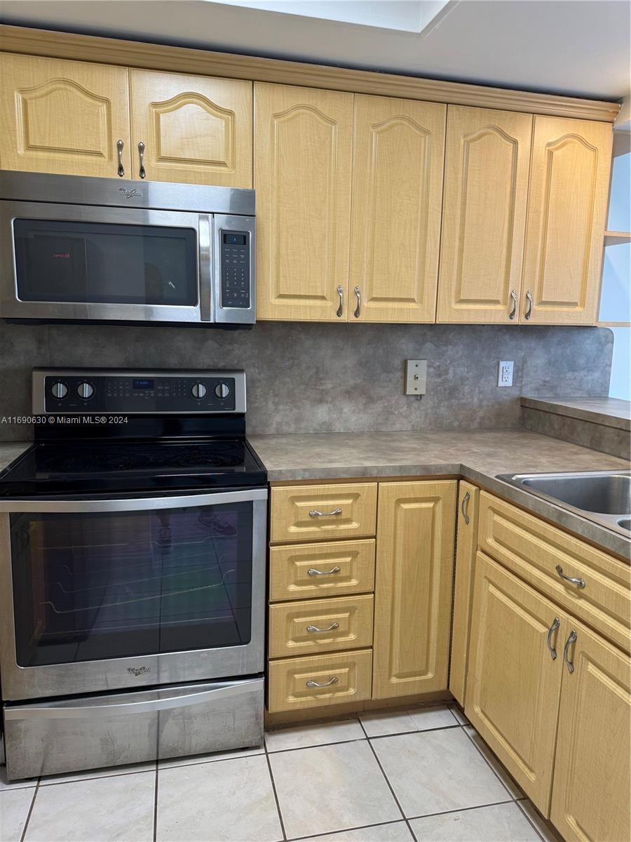 LAS BRISAS@ COUNTRY CLUB - Residential Lease