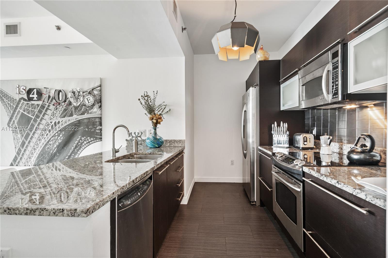 Fully furnished (cable/internet included), high floor, well maintained 1/1 with upgraded bathroom, top of line stainless steel appliances, tile floors, glass balcony, washer/dryer, and great downtown/brickell/bay views. The Plaza on Brickell is a luxury condo right in the heart of Downtown Brickell walking distance to Mary Brickell Village, the Brickell City Center, and a host of other restaurants, shops, cafe's, etc... The Plaza also has an amazing pool deck with high end furnishings, a giant lap pool, a large fitness center, and a host of other luxury amenities.