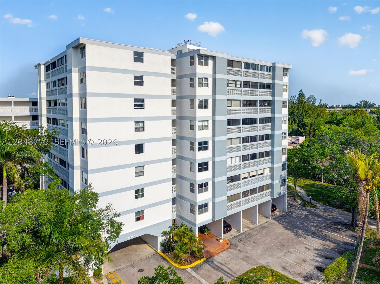 LAKES OF INVERRARY CONDO - Residential