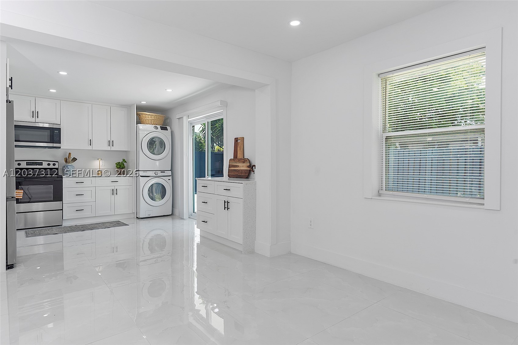 CRESTHAVEN NO 4 - Residential Lease