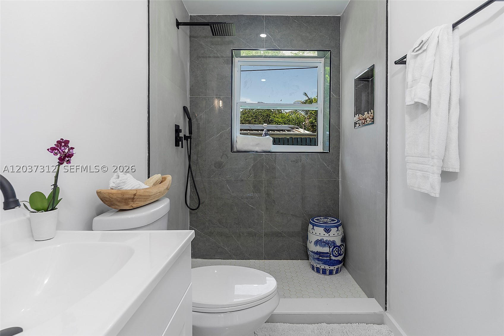 CRESTHAVEN NO 4 - Residential Lease