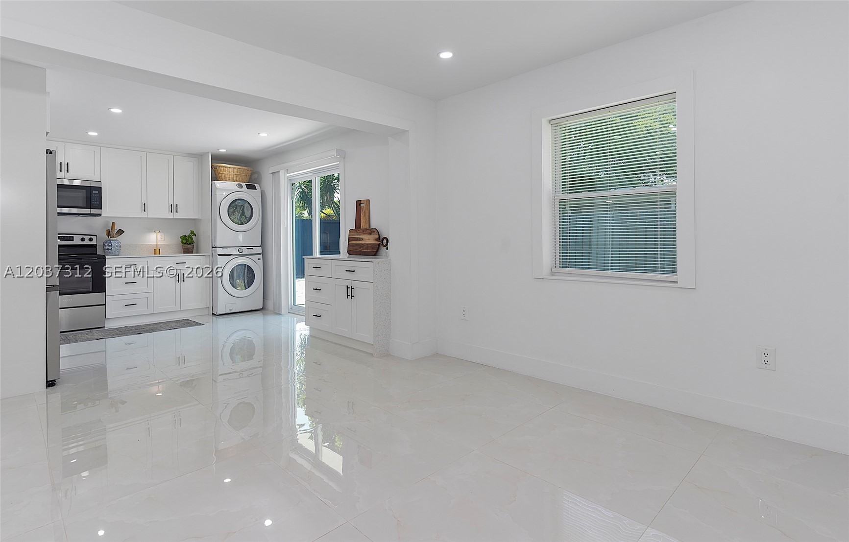 CRESTHAVEN NO 4 - Residential Lease