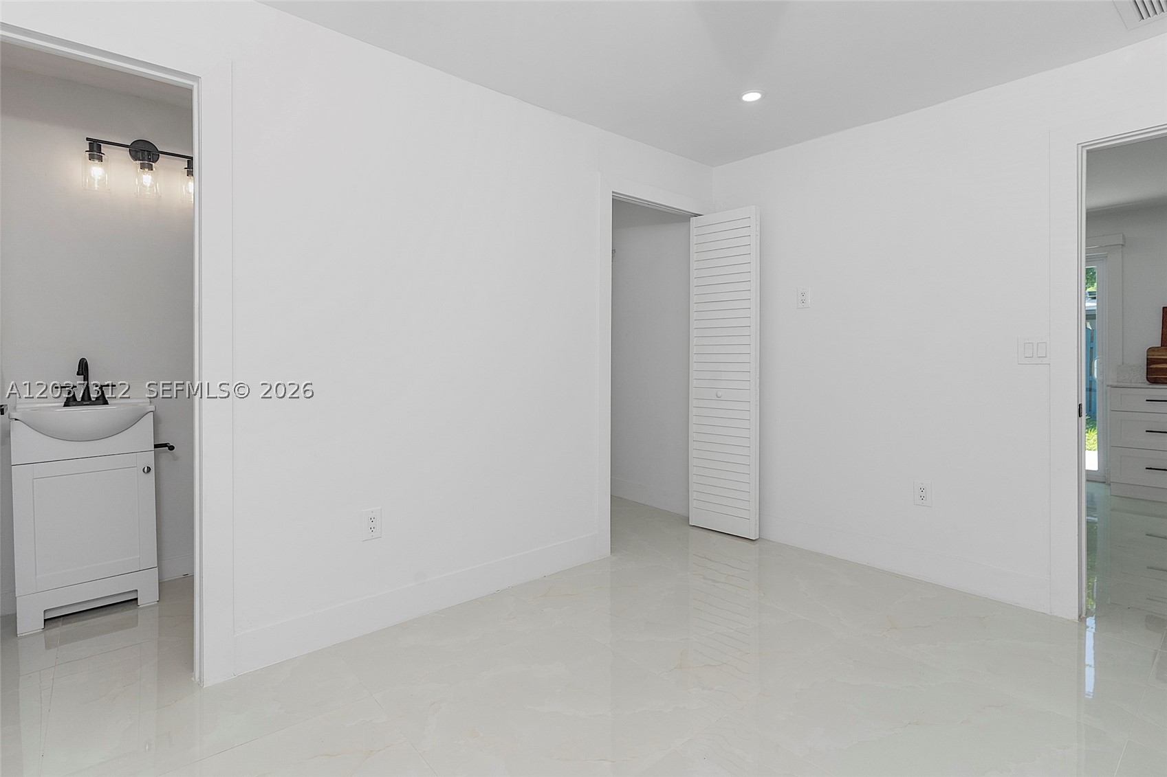 CRESTHAVEN NO 4 - Residential Lease