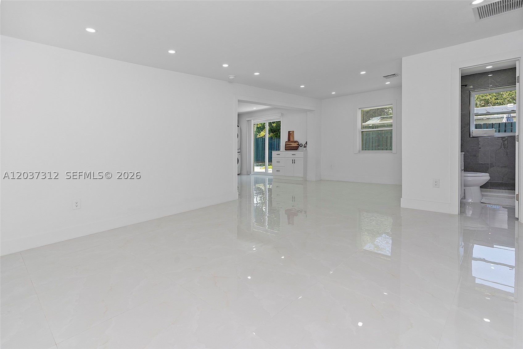 CRESTHAVEN NO 4 - Residential Lease