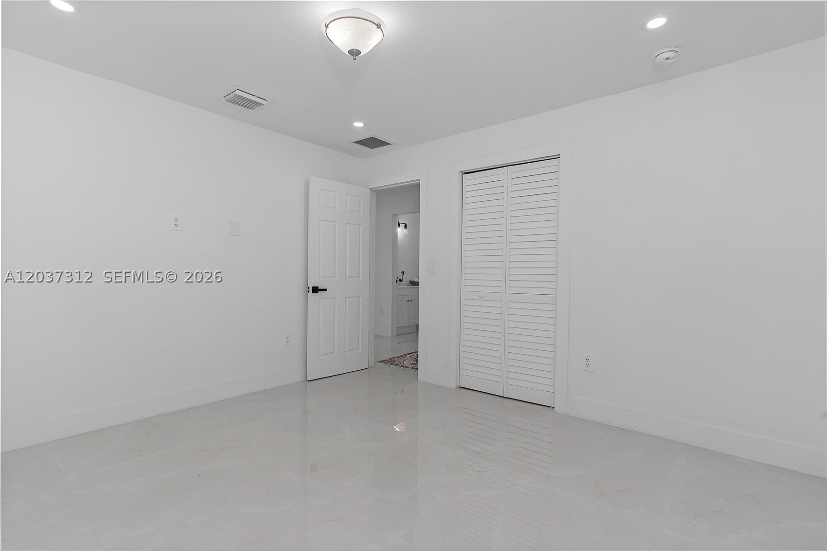 CRESTHAVEN NO 4 - Residential Lease