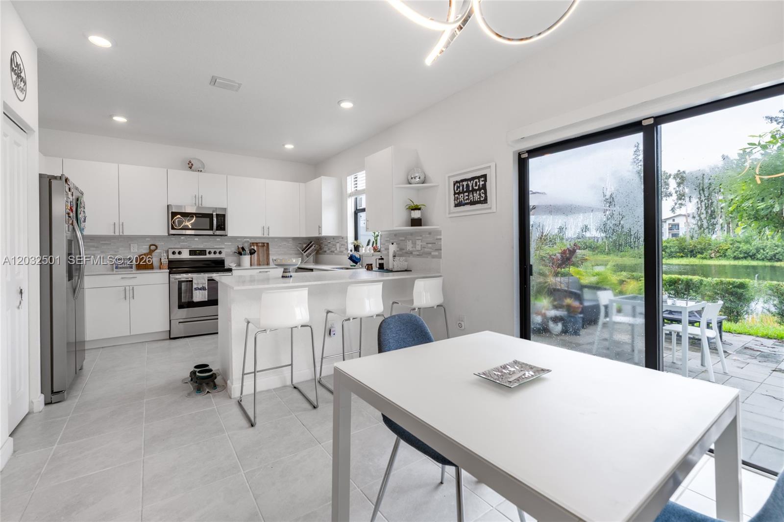 VISTA LAGO - Residential