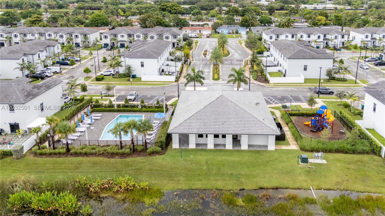 VISTA LAGO - Residential