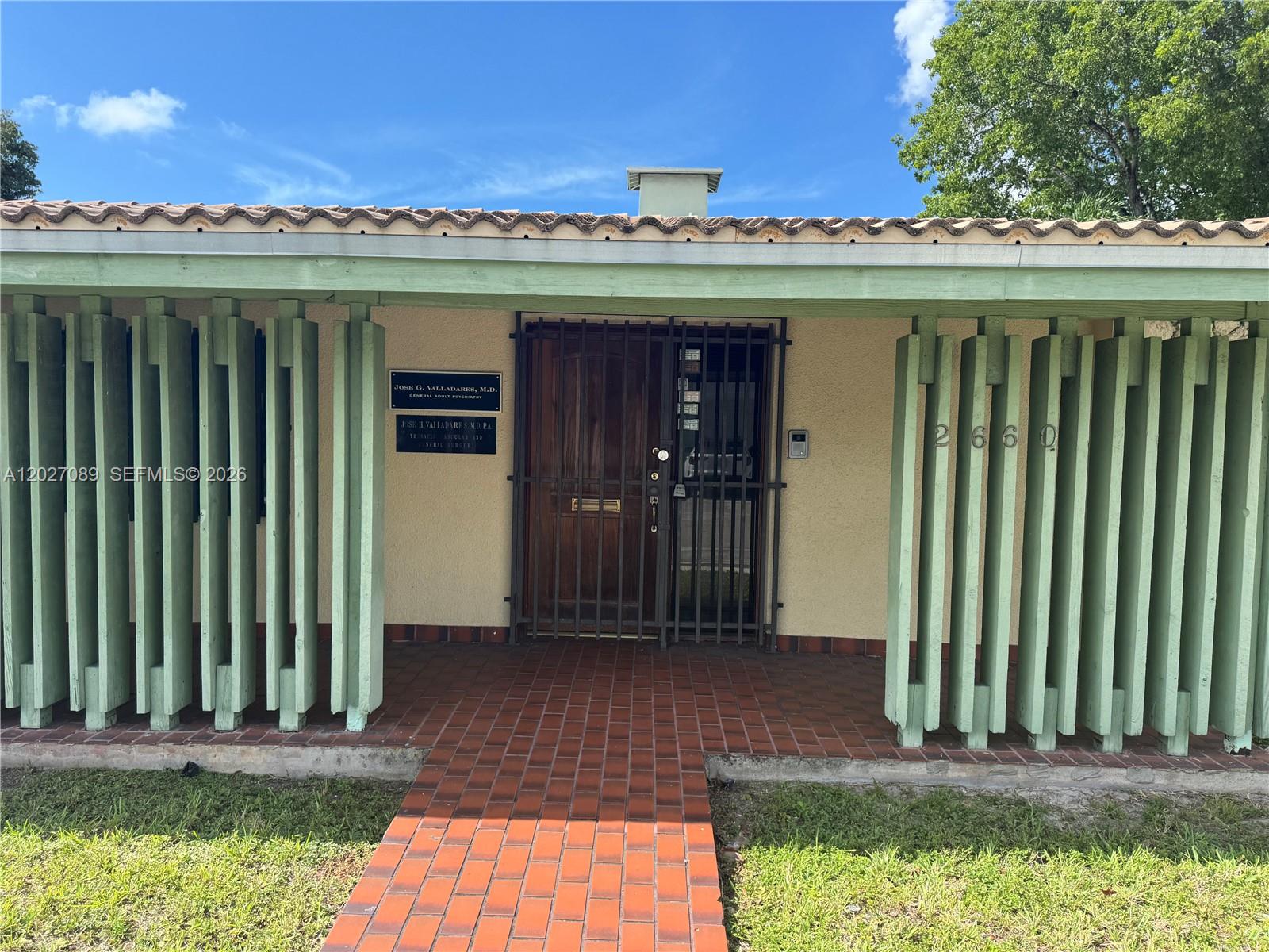 Great Medical Office Available with frontage on sw 27th Ave.  Great for doctors, dentists, professionals, med spa, office, or retail use.  This is a freestanding building with T5-R Zoning. +/- 1,800 SF of office space and +/-2,130 SF building on +/- 7,250 SF of land.  3 bathrooms (one full and 2 half bath) 2 AC units and parking available. Vacant and easy to show.