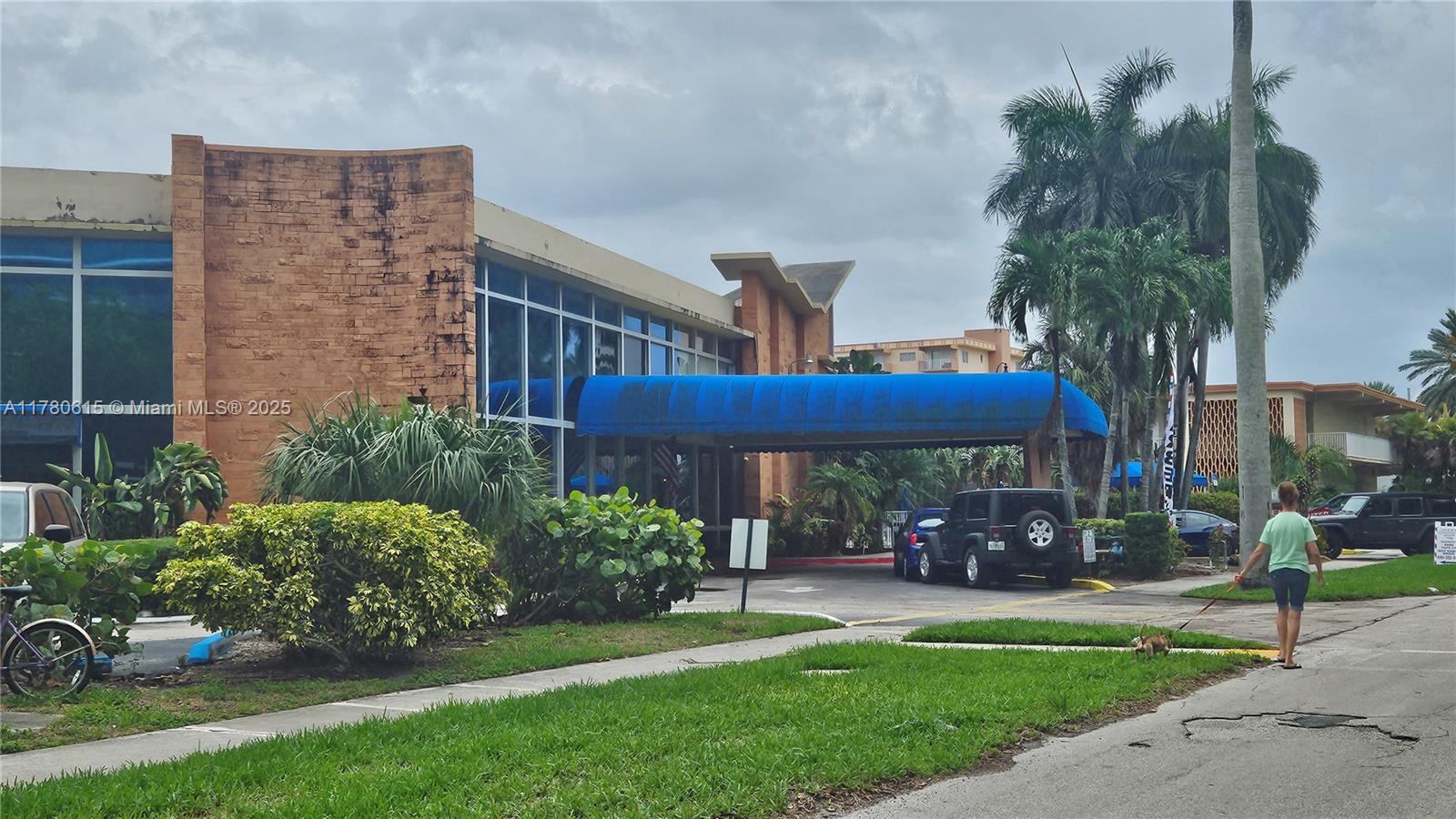 DIPLOMAT GOLF & RACQUET C - Residential