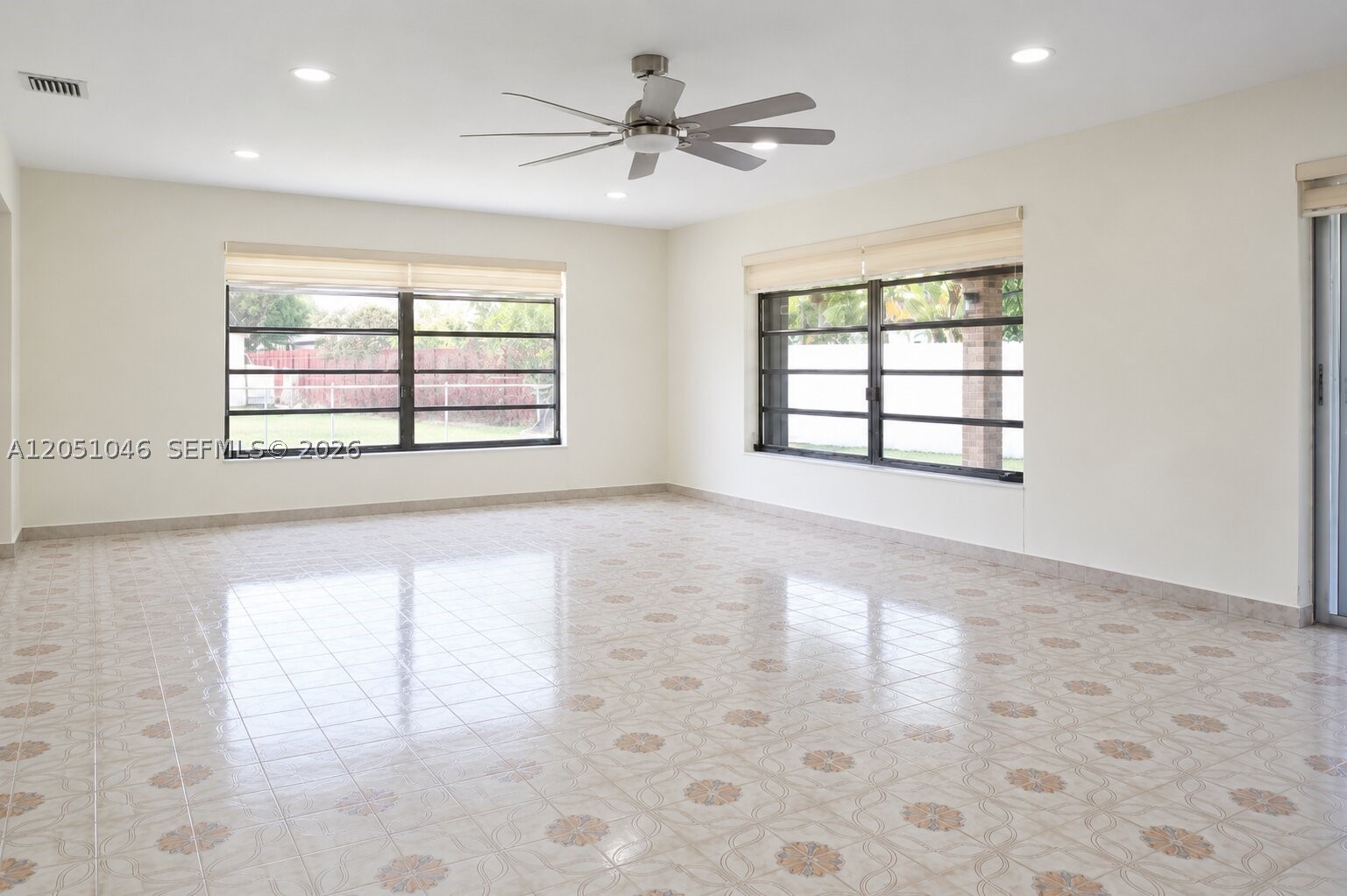 ROYALE GREEN SEC 3 - Residential