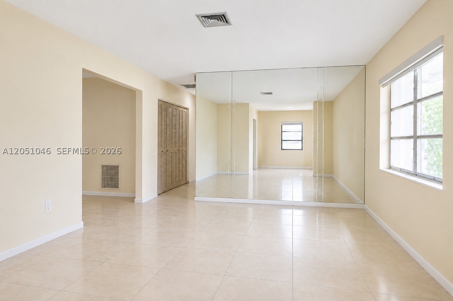ROYALE GREEN SEC 3 - Residential