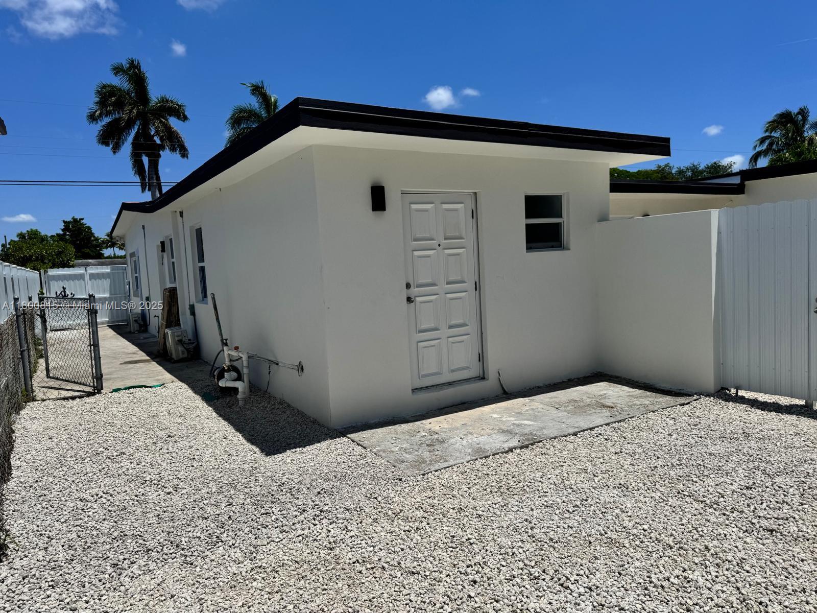 Brand new 1 bed, 1 bath efficiency centrally located near shops, dining, and main roads. Features include induction stove, microwave, refrigerator, and mini split A/C. Utilities include water, electricity, and internet. Modern and private space perfect for comfortable living.