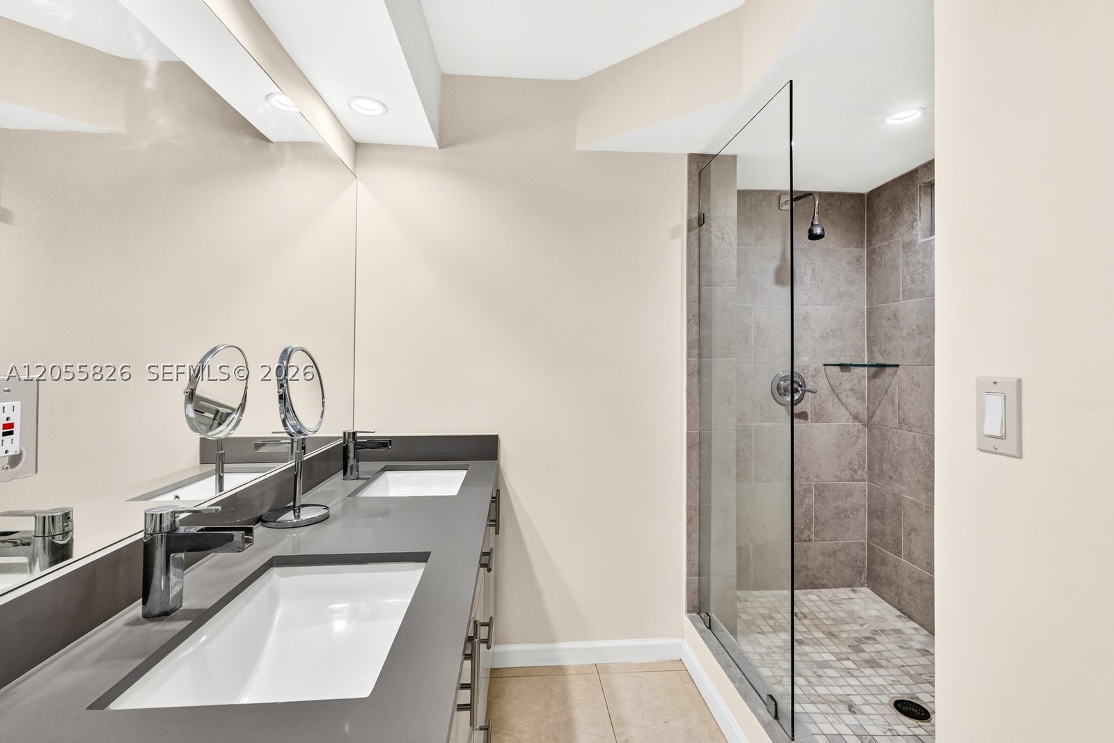 BRICKELL PLACE CONDO - Residential Lease
