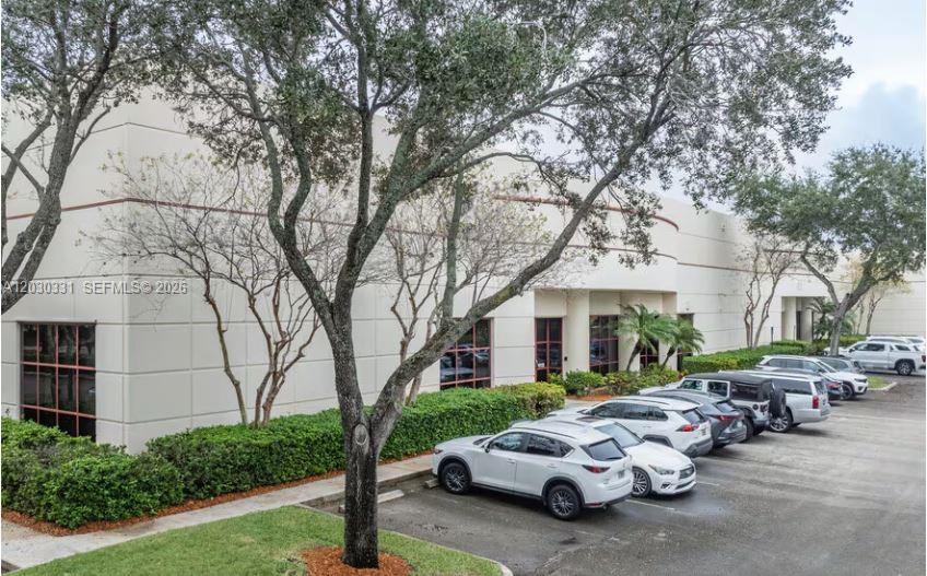 SUBLEASE THRU 9/30/27
~ 19,252 SF TOTAL
4 DOCK HIGH DOORS
6 PRIVATE OFFICES
AMPLE PARKING
24' CEILING HEIGHT
CLOSE PROXIMITY TO FL TURNPIKE