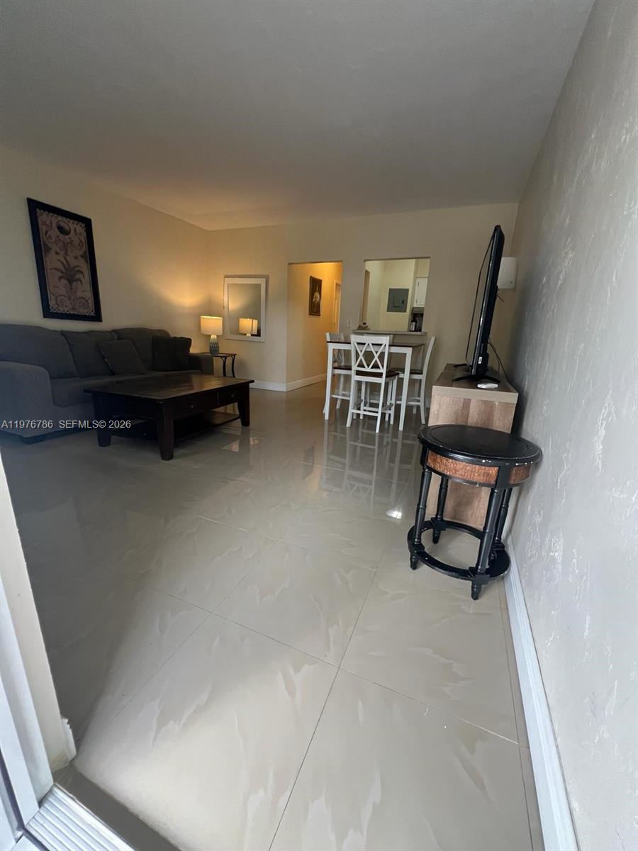 PASADENA GARDEN APARTMENT - Residential