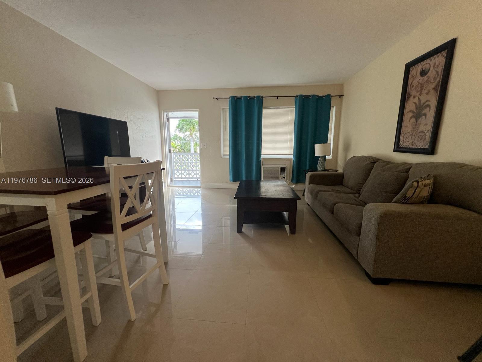 PASADENA GARDEN APARTMENT - Residential