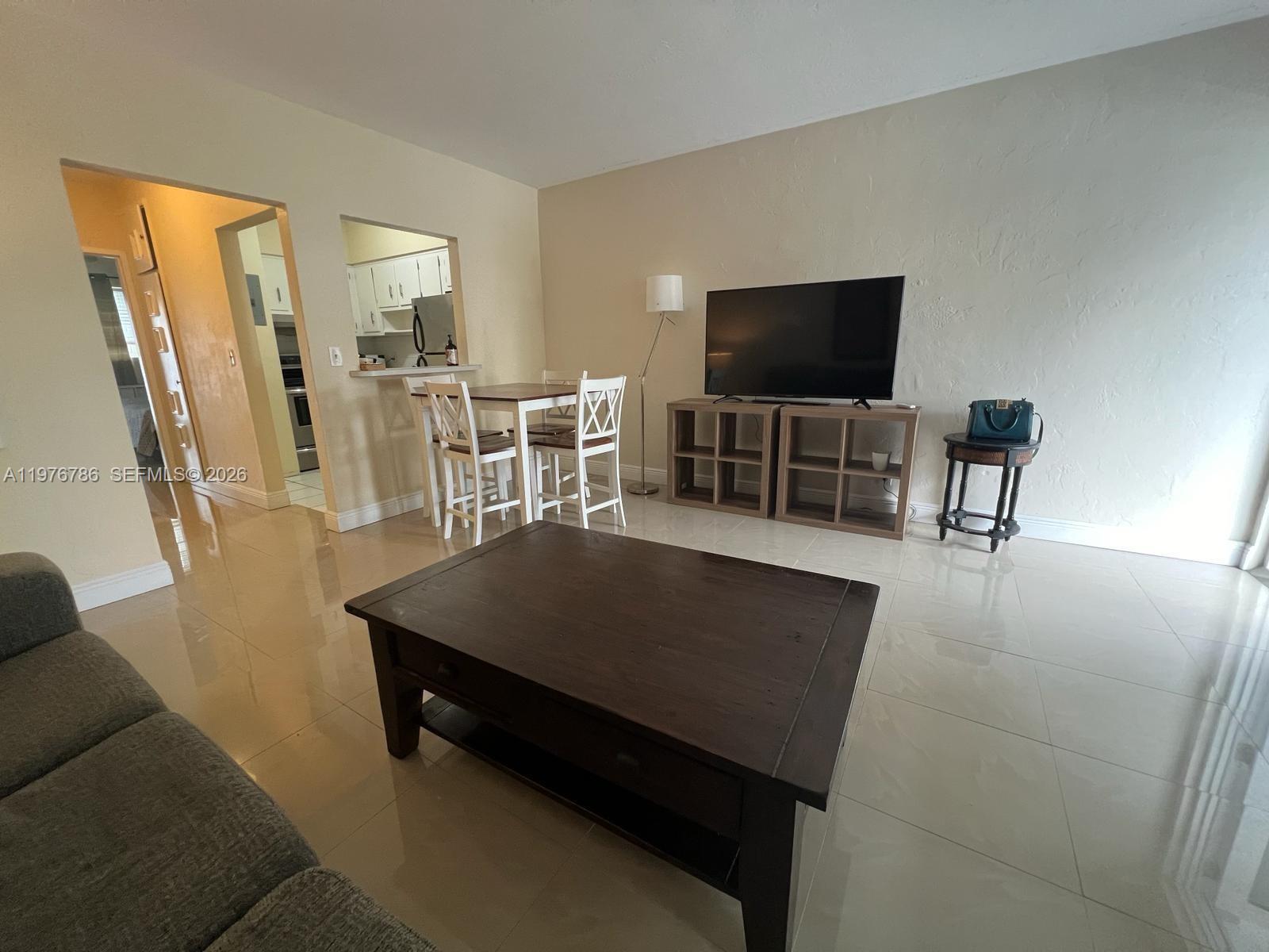 PASADENA GARDEN APARTMENT - Residential