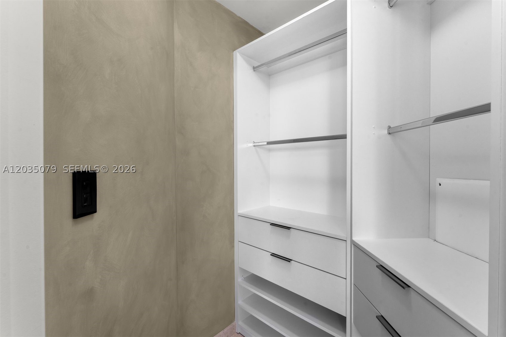 REACH CONDO - Residential