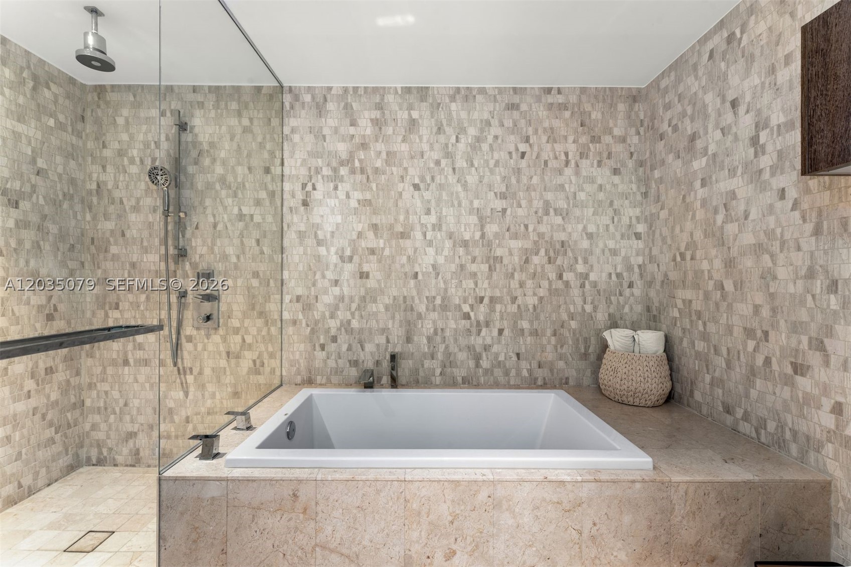 REACH CONDO - Residential