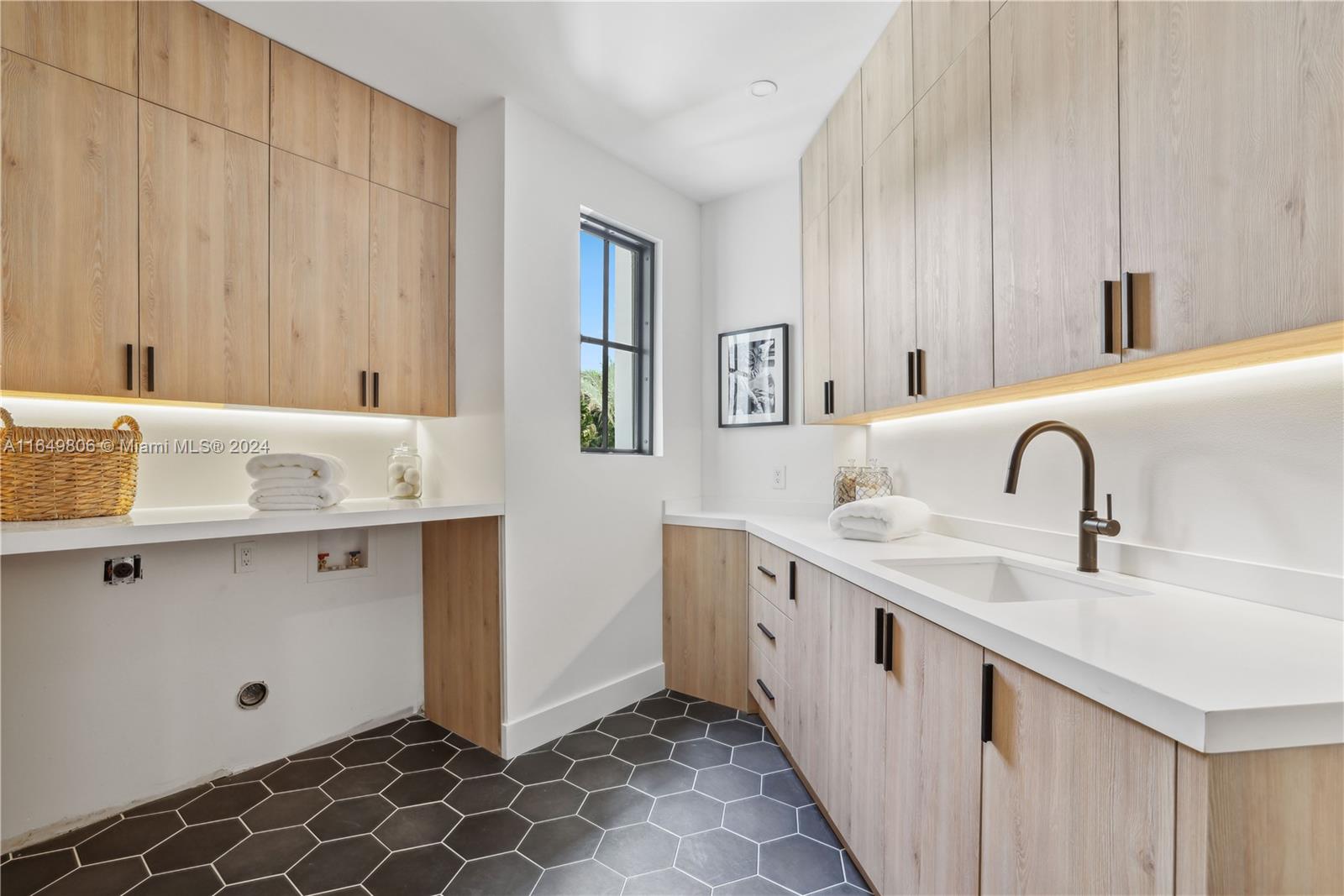 BREAKERS WEST 18 - Residential