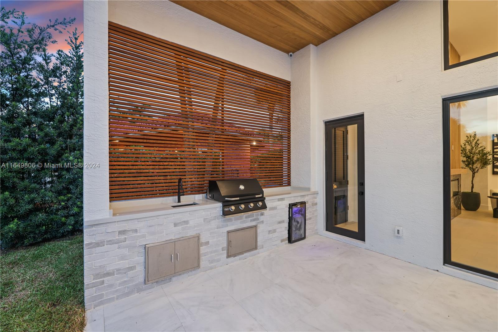 BREAKERS WEST 18 - Residential