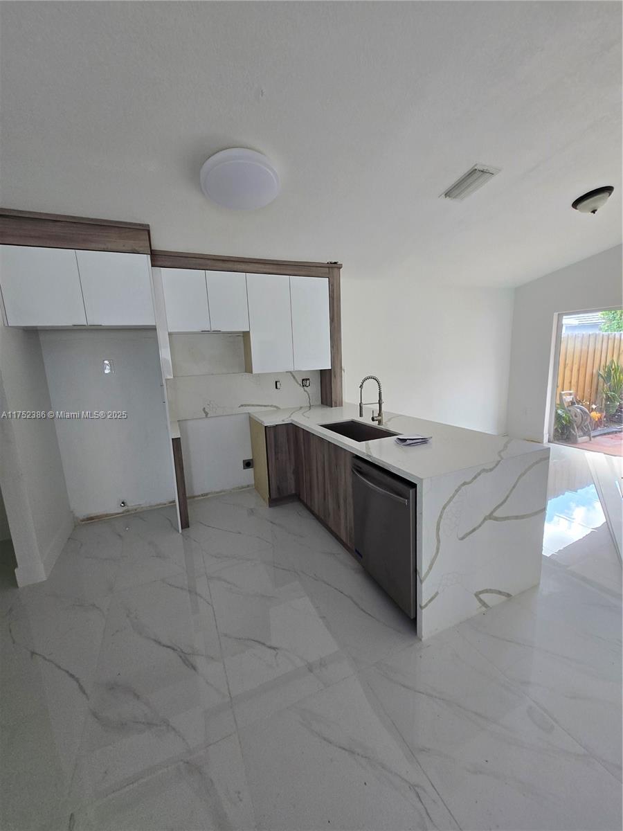 ARISTOTLE SUB PHASE IV - Residential Lease