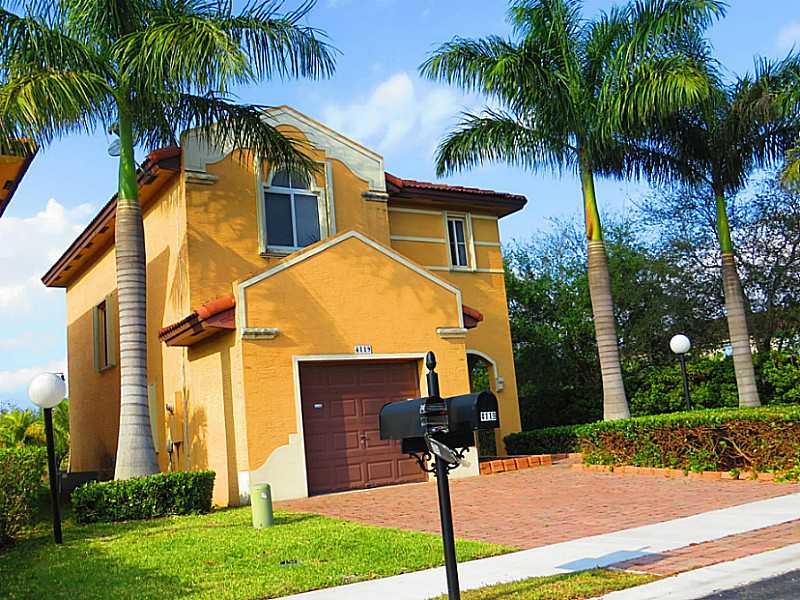 beautiful 2 story house, this is a corner unit, lake view gated community property is located in a Cul-de-Sac  quiet neighborhood close to expressways and main roads only few minutes from Turnkey point, Homestead race track and shopping centers. This comm unity offer a jogging course around the community and also a club house with all amenities Open until 9PM  very convenient all this for only $1400 month