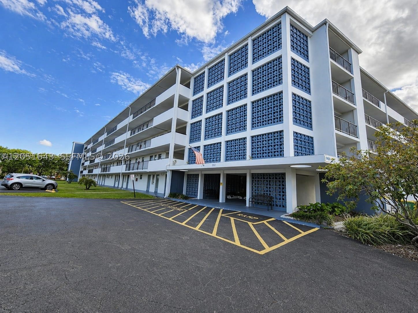 HILLCREST COUNTRY CLUB NO - Residential Lease