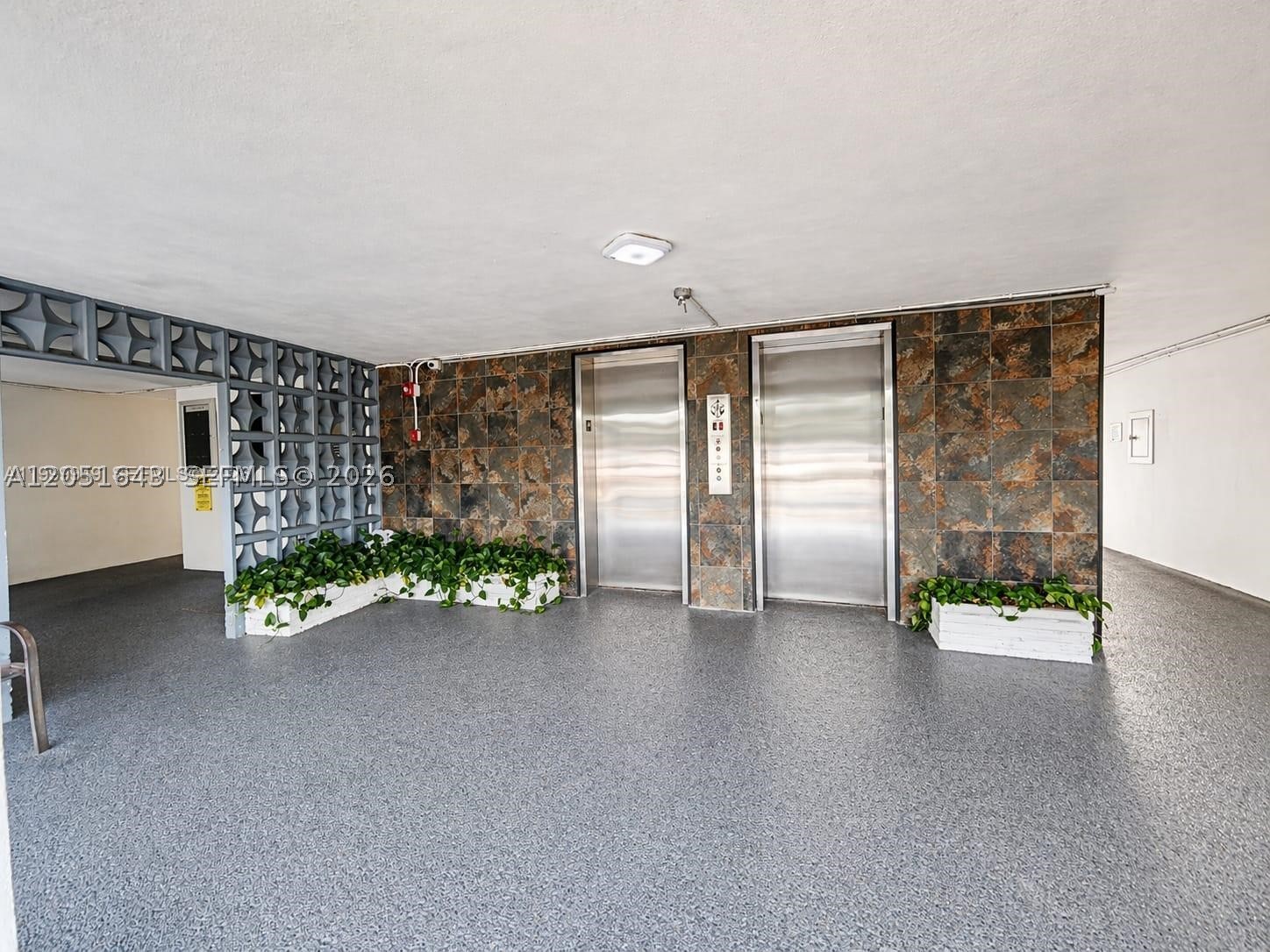 HILLCREST COUNTRY CLUB NO - Residential Lease