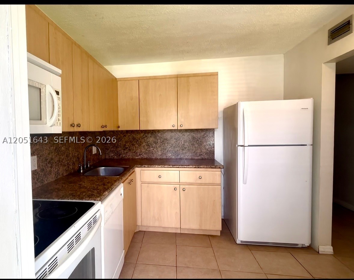 HILLCREST COUNTRY CLUB NO - Residential Lease