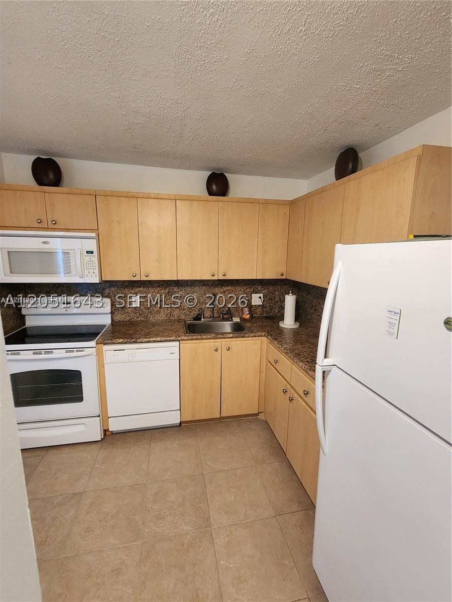 HILLCREST COUNTRY CLUB NO - Residential Lease