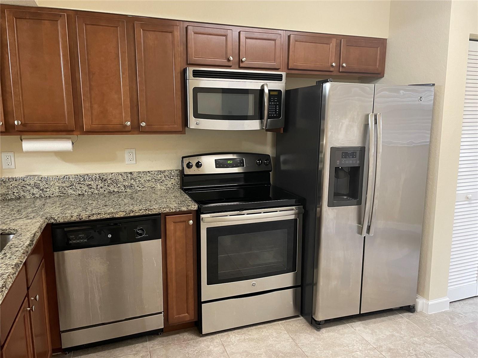 THE COURTS AT BAYSHORE II - Residential Lease