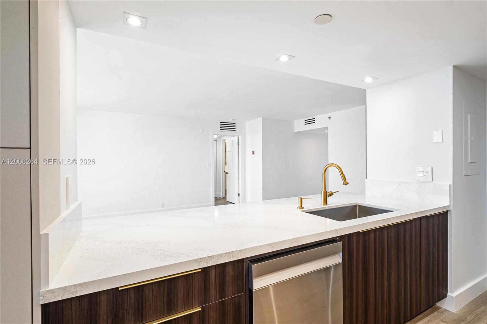 TOWERS OF QUAYSIDE CONDO - Residential