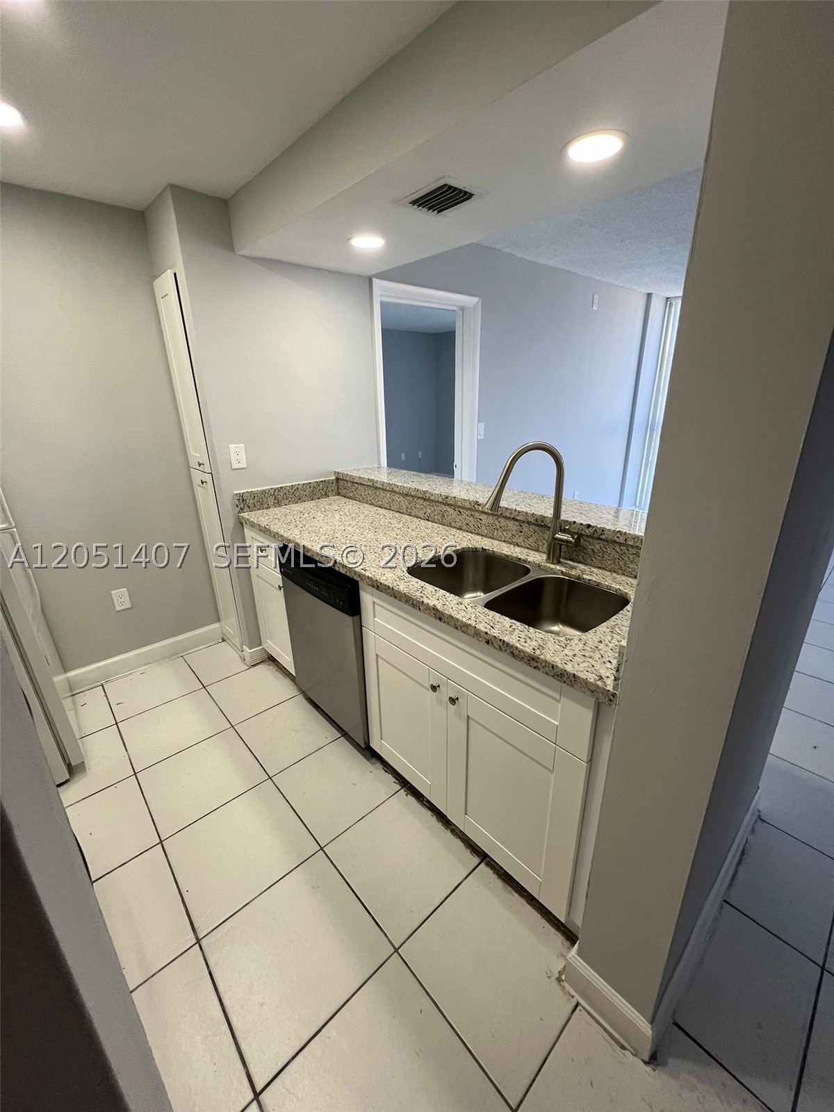 LAS BRISAS@ COUNTRY CLUB - Residential Lease