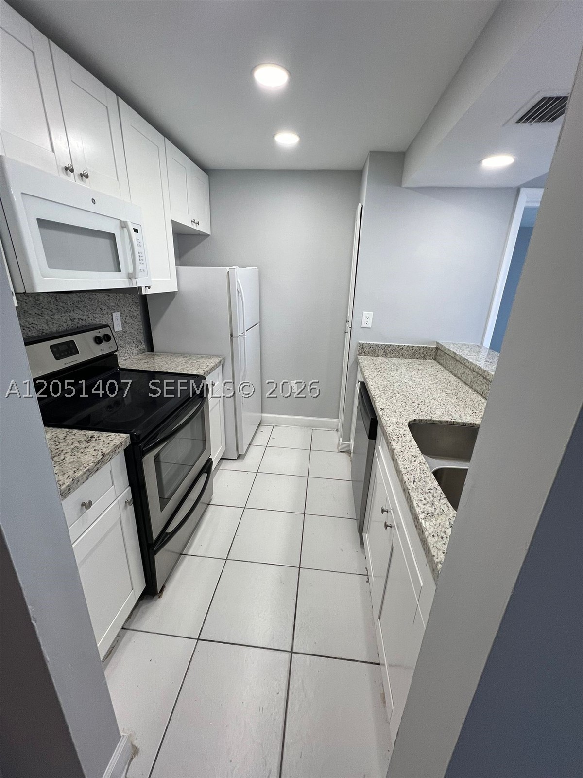 This beautiful 2 Beth 2 bath rental unit is situated in a highly desirable location and comes packed with amenities
that make for comfortable living. You'll also appreciate the many amenities that come with living at Las Brisas at
Country club,The unit also comes with assigned parking and is located in a safe and quiet neighborhood that's
close to major highways, shops, and restaurants.