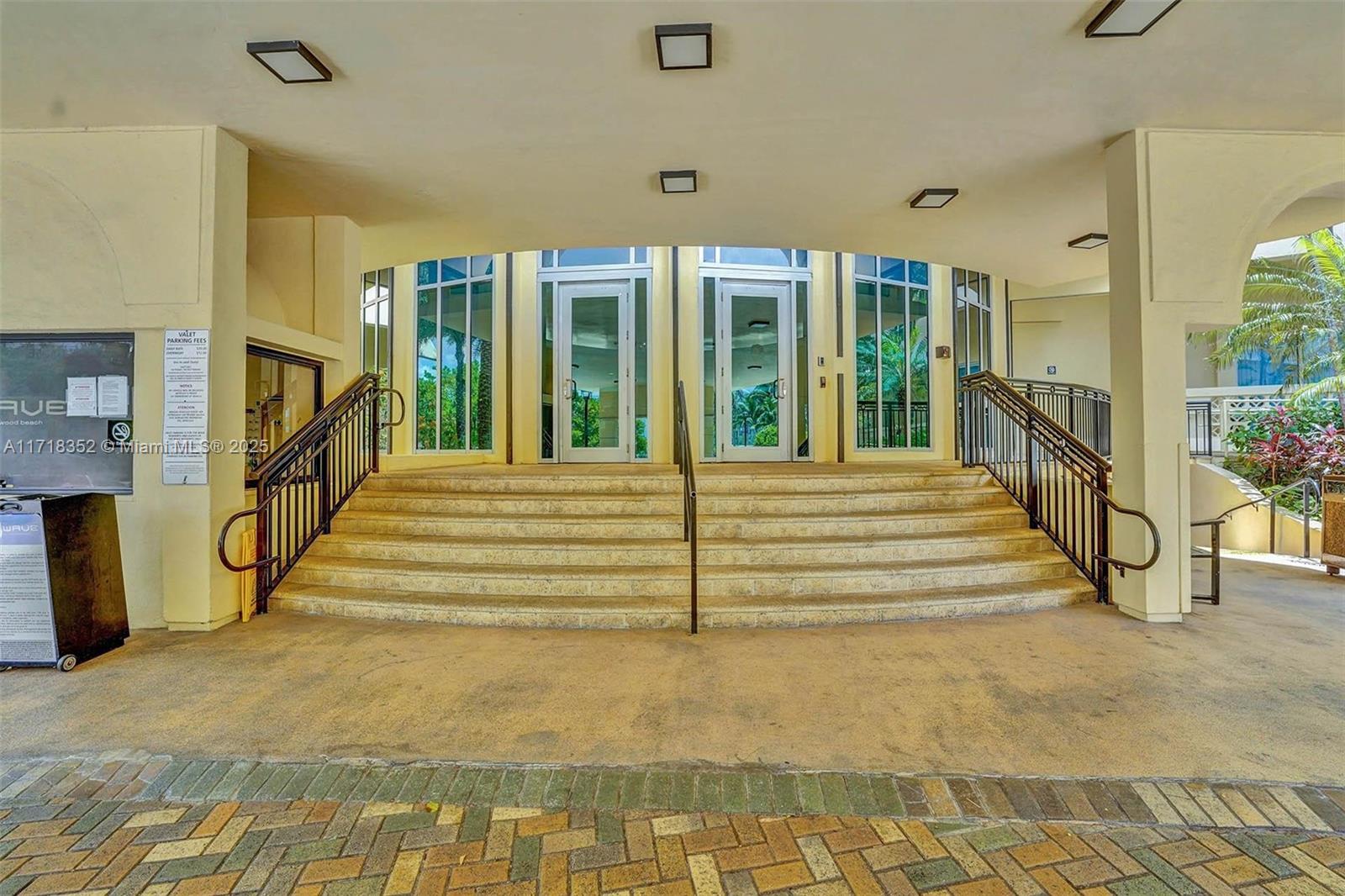WAVE CONDO - Residential