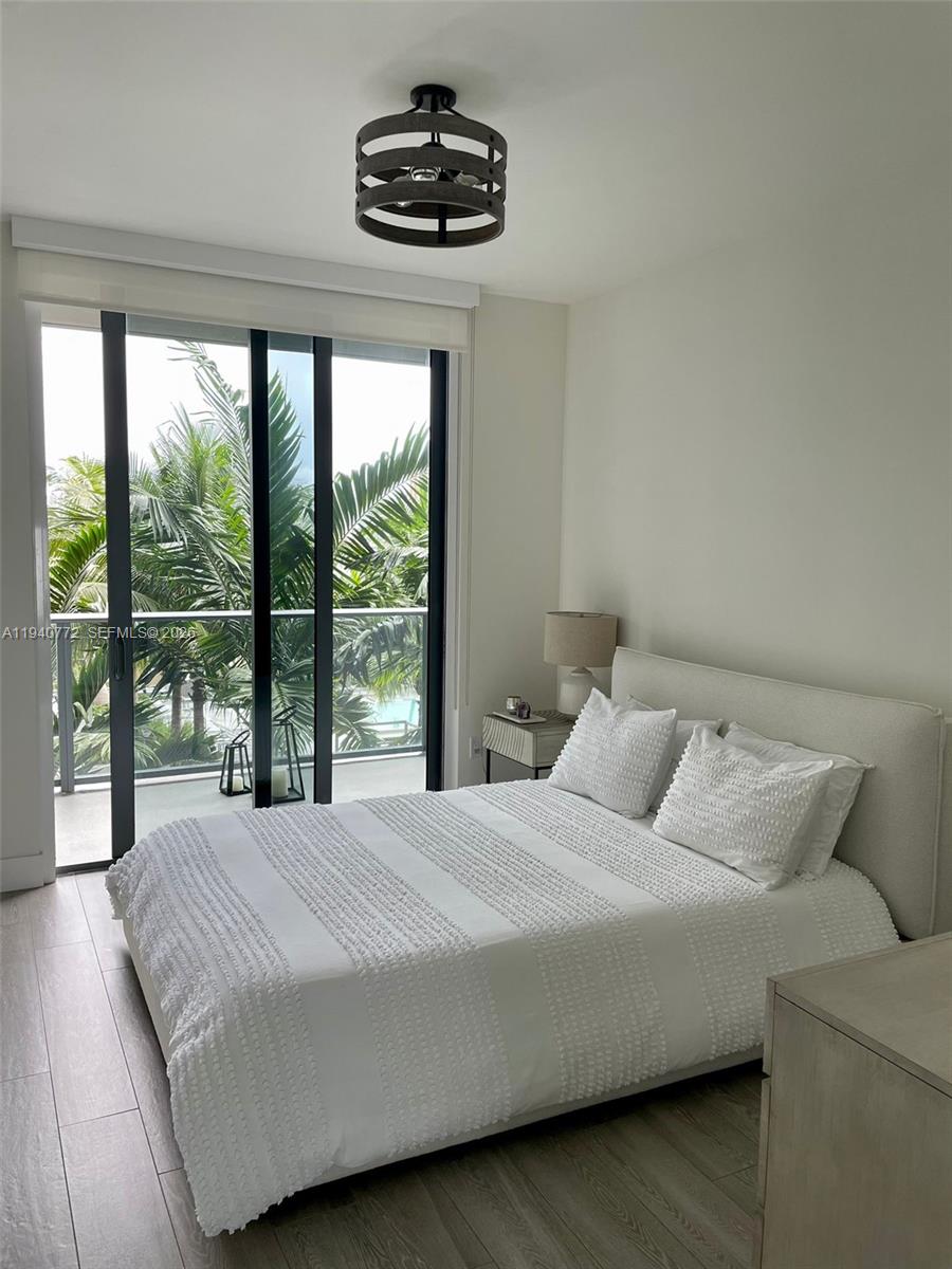 Beautiful, newly built residence in Aventura Park Square. Great unit featuring 1 bedroom plus den, 2 bathrooms, expansive private balcony, floor to ceiling windows & high ceilings. Includes finer finishing of European style cabinetry, countertops and floors, as well as top of the line appliances, faucets and lavatories. Come visit this wonderful residence in vibrant new community designed with a purpose and surrounded by green parks, public art, sustainable architecture and main street lined with restaurants and retail shops all in the heart of Aventura.
TENANT OCCUPIED UNTIL JULY $2900 WITH OPTIONS TO RENEW