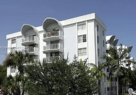 Cozzy unit updated.  2 beds 2 baths, centrally located, 5 min away from the main highway. The building has a tennis court and pool.
The building has no founds. Buyer must enter with 25% down payment.