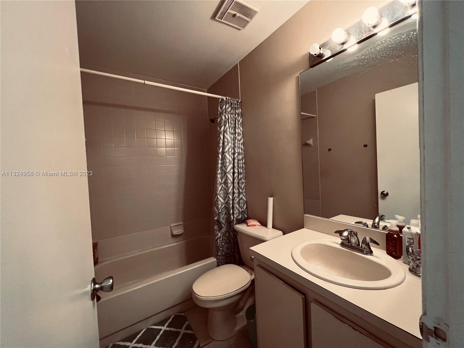 VILLAS AT LAKEVIEW CONDO - Residential