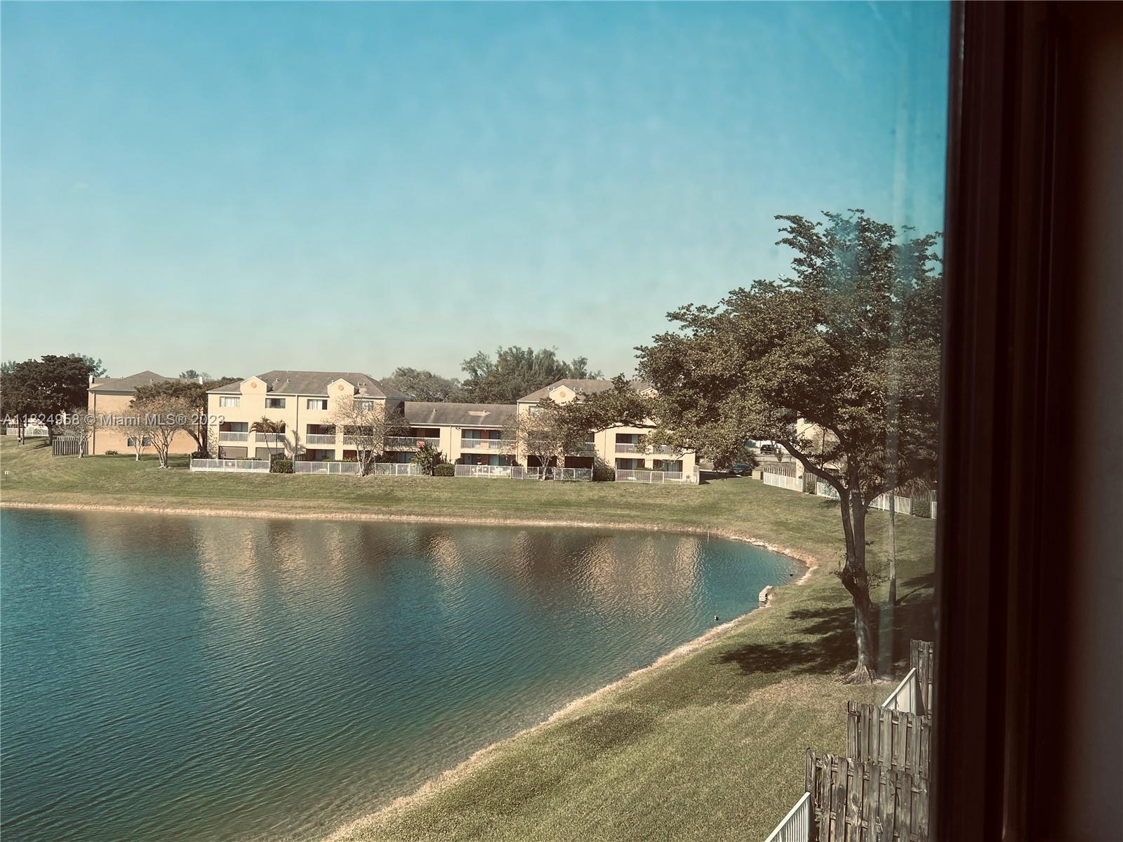 VILLAS AT LAKEVIEW CONDO - Residential