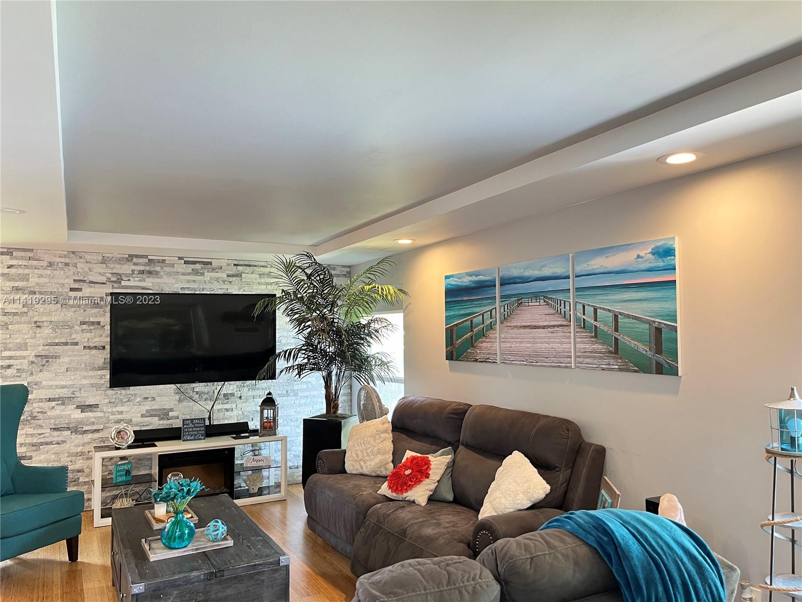 MAINLANDS OF TAMARAC LAKE - Residential Lease