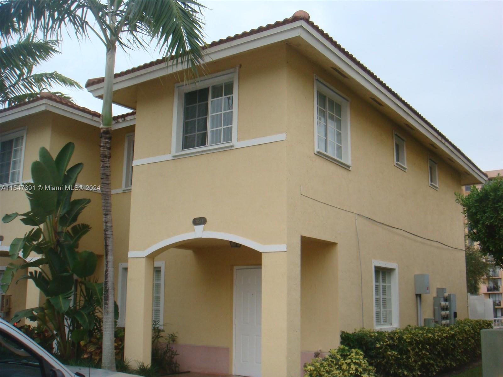 AQUA VISTA TOWNHOMES COND - Residential Lease