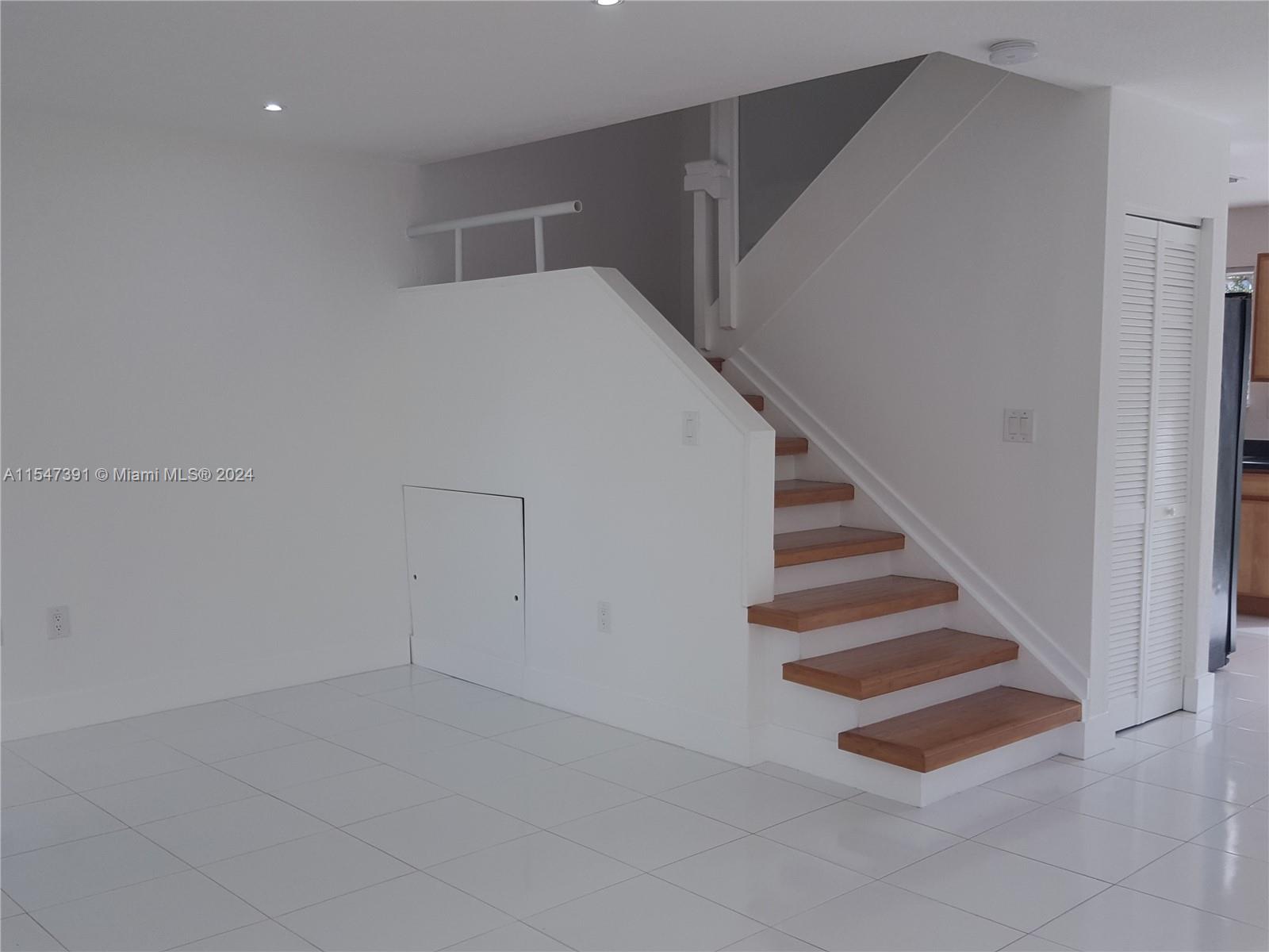 AQUA VISTA TOWNHOMES COND - Residential Lease