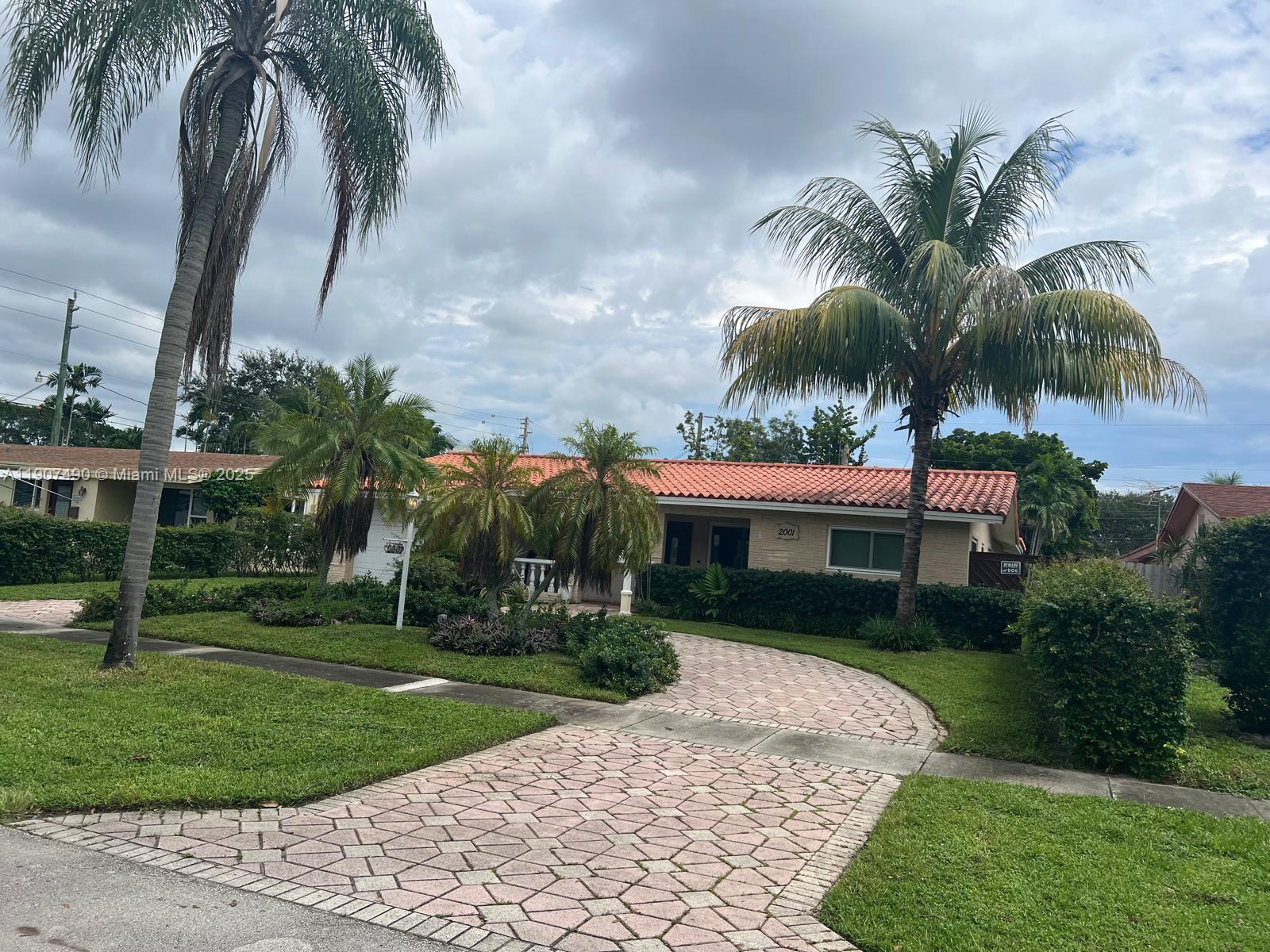 Excellent location at Hollywood Hills single family home 3 bedrooms 2 bathrooms, pool screened, fenced. Marbel floors, renovated bathrooms. Great oportunity to live the house of your dreams.