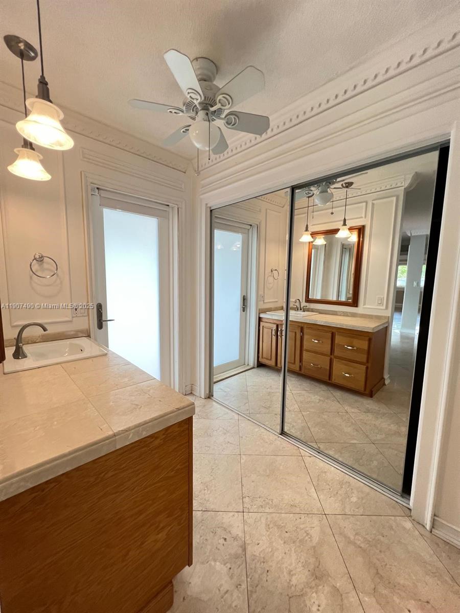 HOLLYWOOD HILLS - Residential