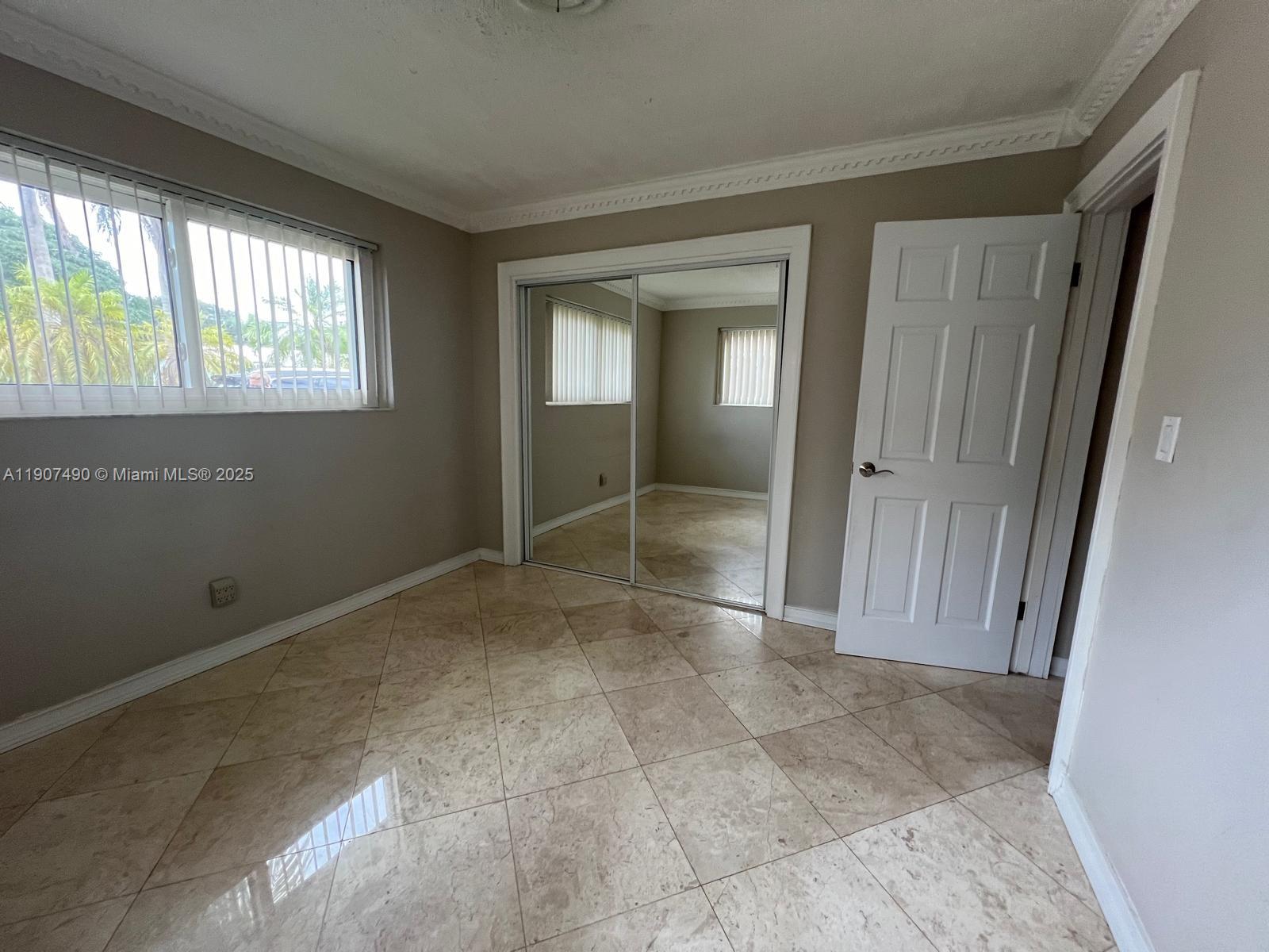 HOLLYWOOD HILLS - Residential