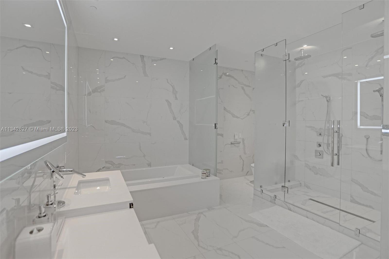 PRIVE CONDO - Residential