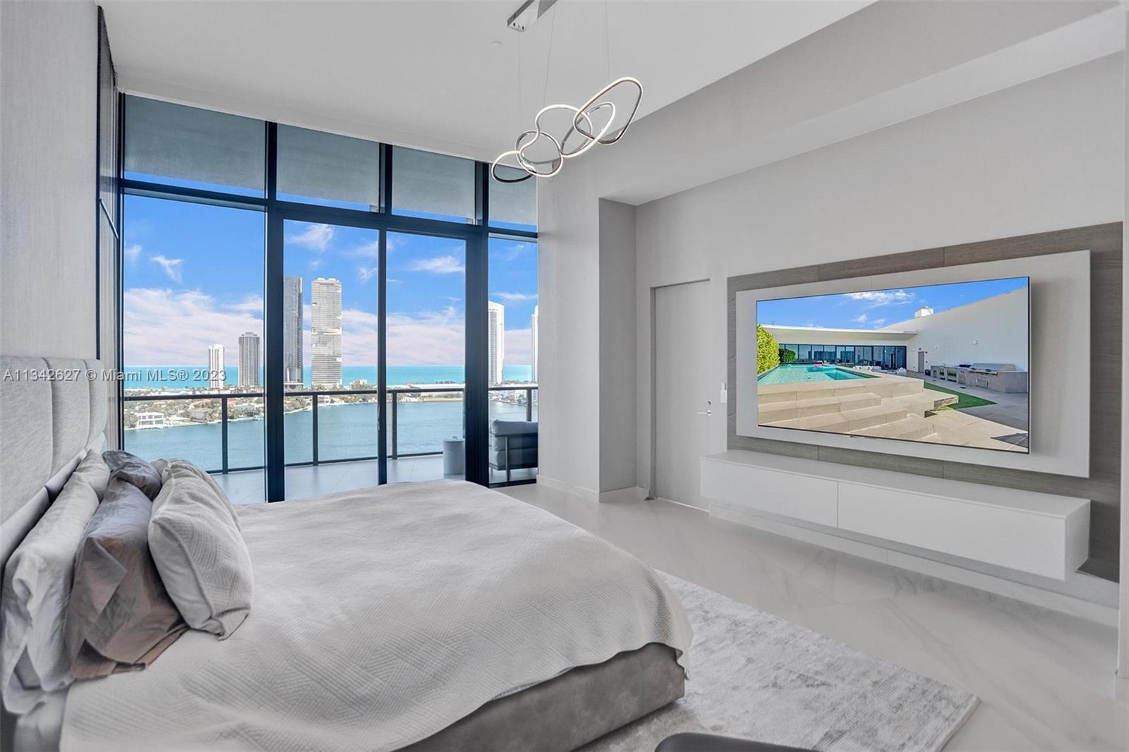 PRIVE CONDO - Residential