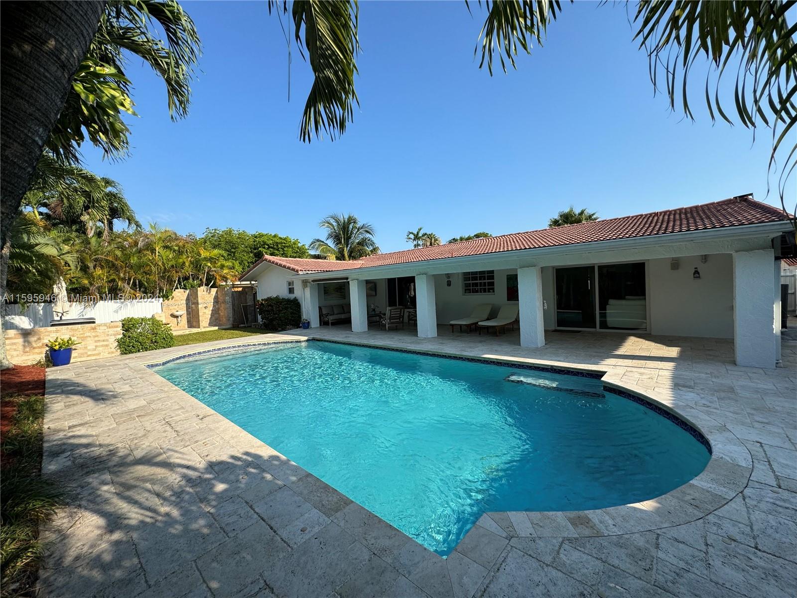 TAMIAMI LAKES SEC 1 - Residential